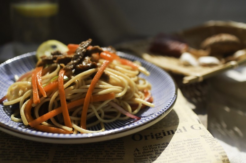 Fried noodles with black pepper beef