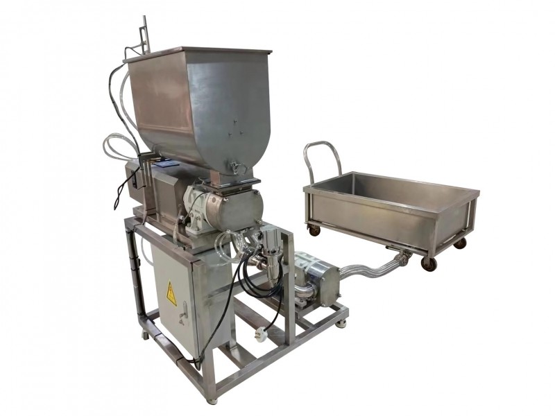 Semi-automatic filling machine with feeding