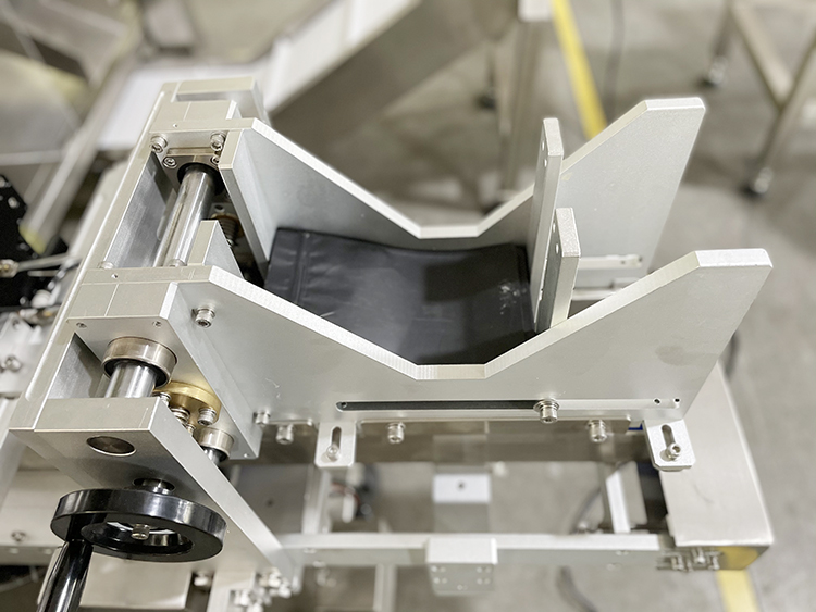 Linear packing machine